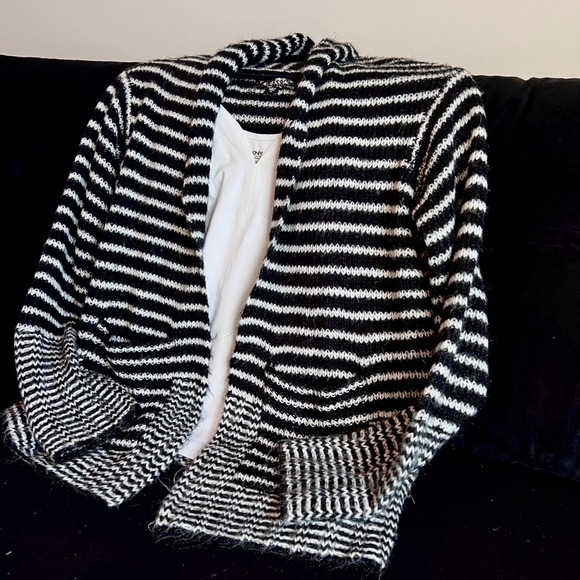 Guess brand Black and White Open Knit Cardigan Sweater with pockets. Size XS - Picture 15 of 15